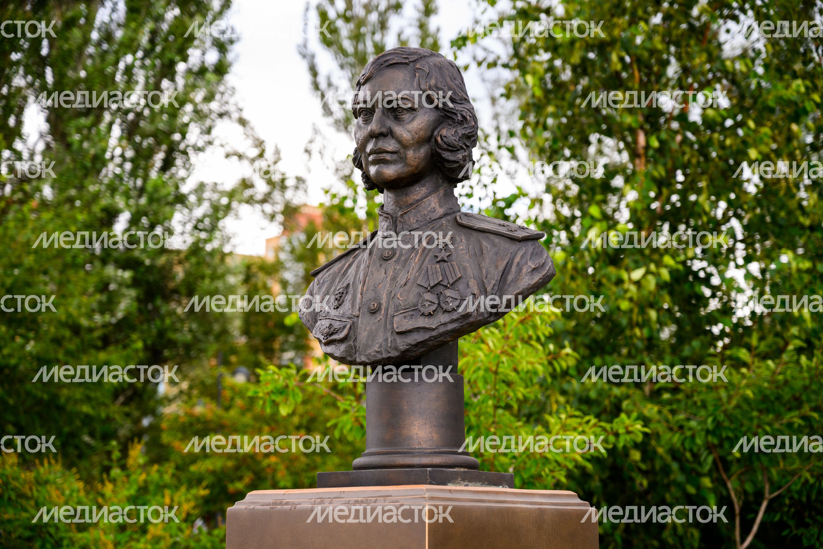 Бюст героя Российской Федерации - летчицы-штурмовика Лидии Шулайкиной в парке 30-летия Победы в Орехово-Зуево Бюст героя Российской Федерации - летчицы-штурмовика Лидии Шулайкиной в парке 30-летия Победы в Орехово-Зуево