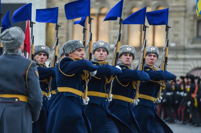 Торжественный марш в честь парада 1941 года на Красной площади в Москве