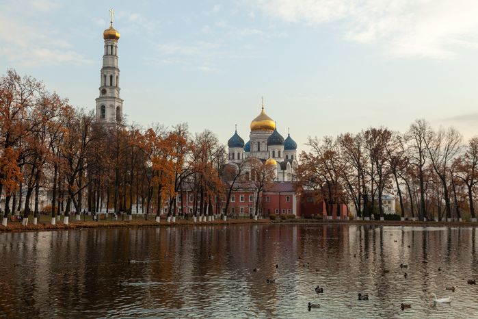 Осенние виды набережной Верхнего пруда возле Николо-Угрешского монастыря города  Дзержинский округа Люберцы
