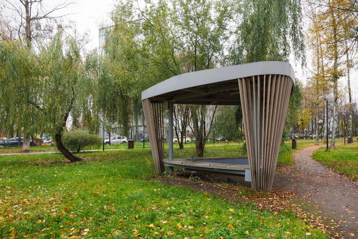 Беседка в Центральном парке культуры и отдыха города Пушкино осенью