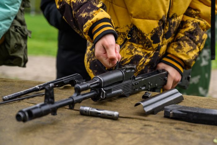 Военно-патриотическая игра «Юнармия, вперед!», посвященная Дню Победы, в Горках Ленинских