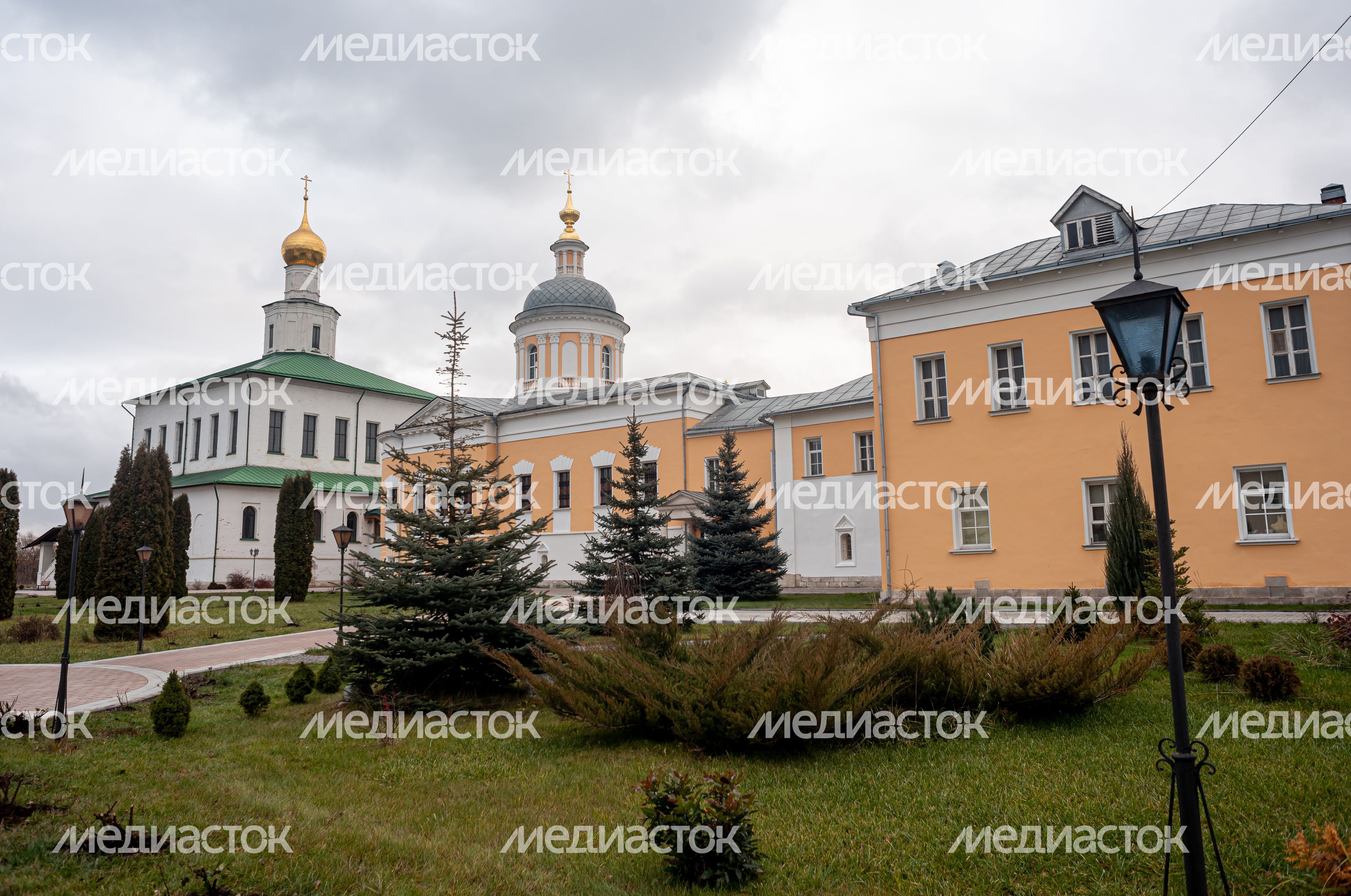 Осенние виды Богоявленского Старо-Голутвина мужского монастыря