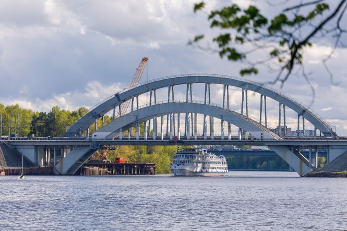 Теплоход на Химкинском водохранилище в Подмосковье