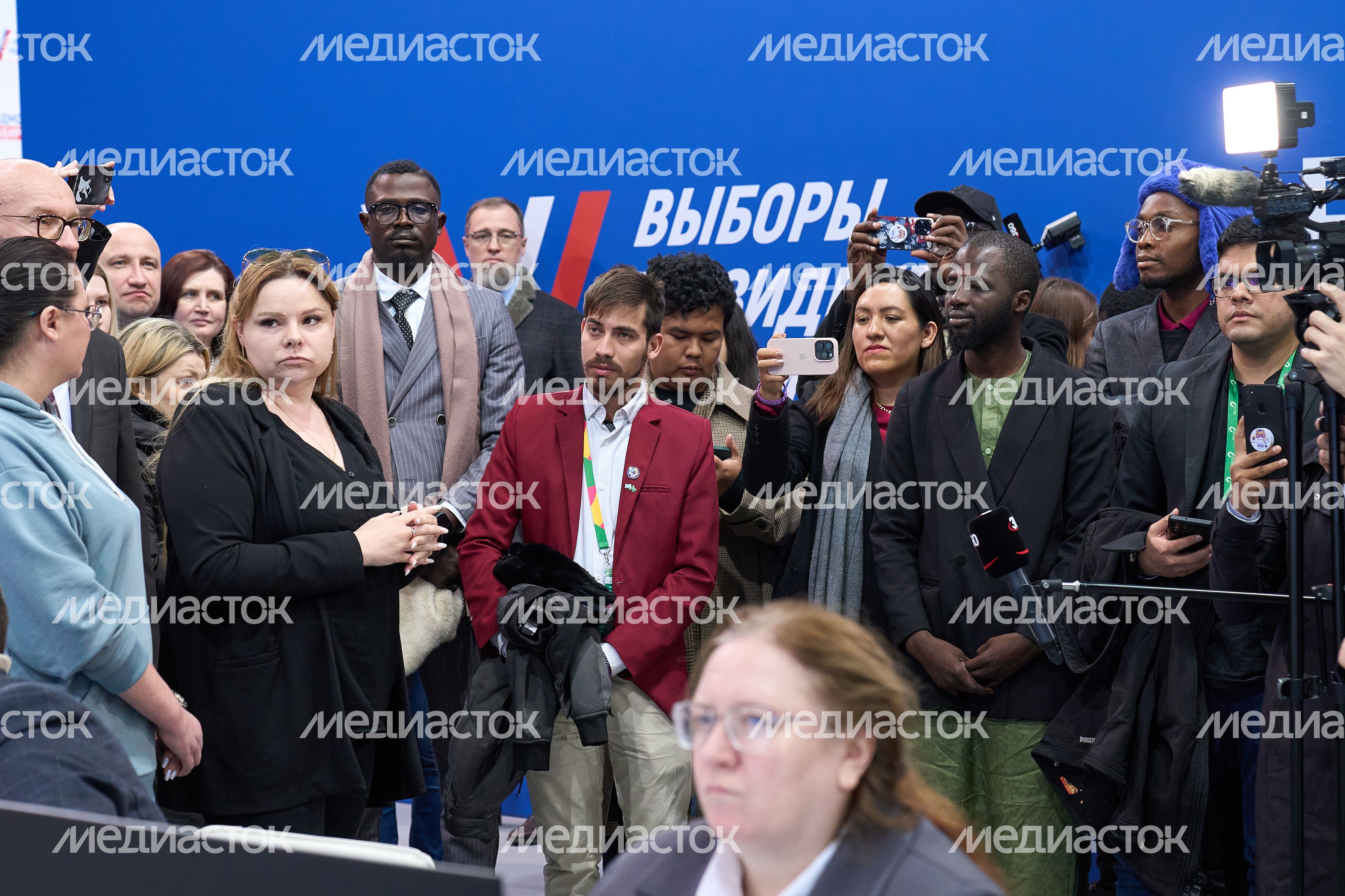 Иностранной молодёжи показали, как проходят выборы президента в Подмосковье