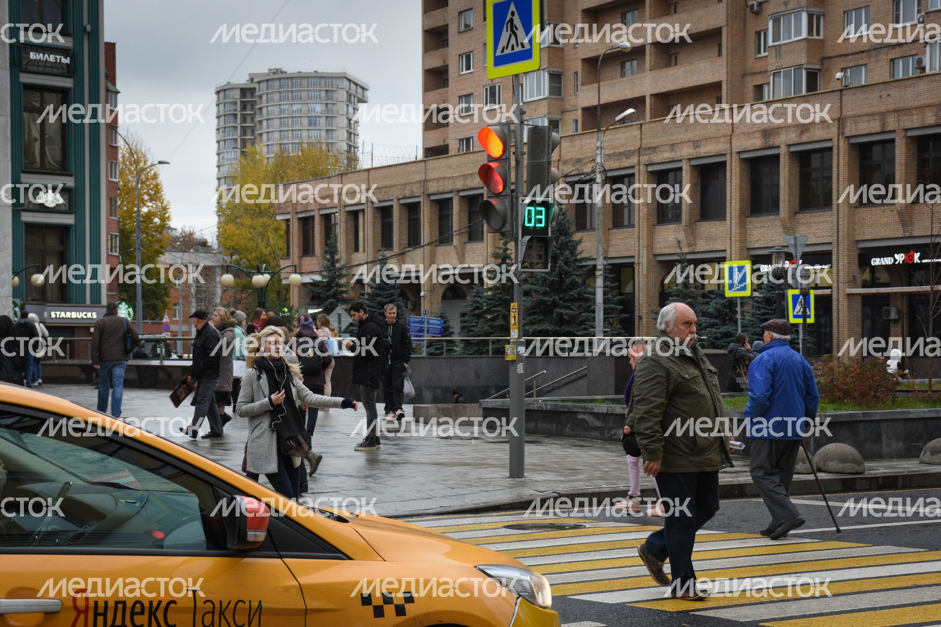 Повседневная жизнь города в Москве осенью