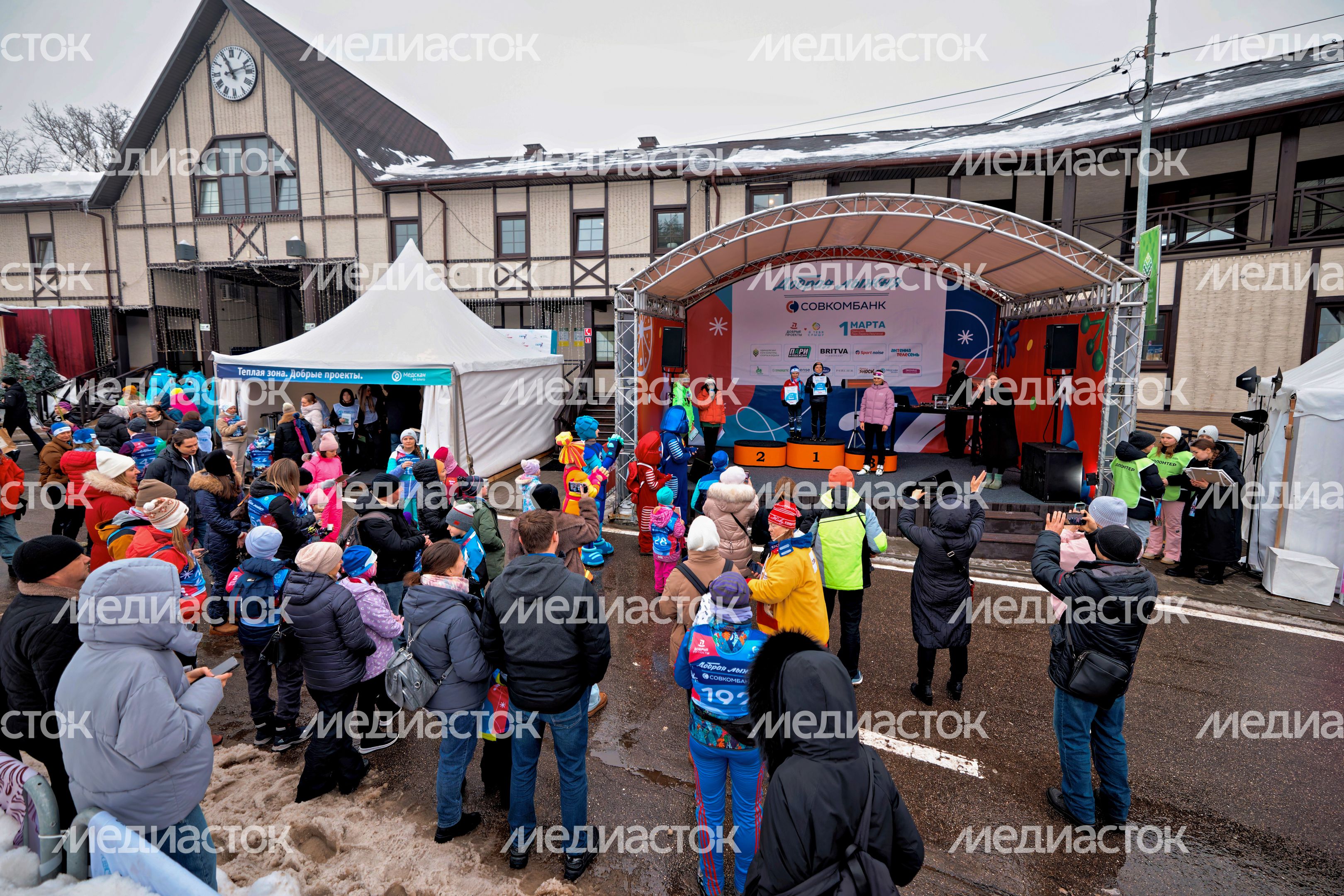Разминка участников перед началом благотворительной «Доброй лыжни» в Одинцовском парке культуры, спорта и отдыха