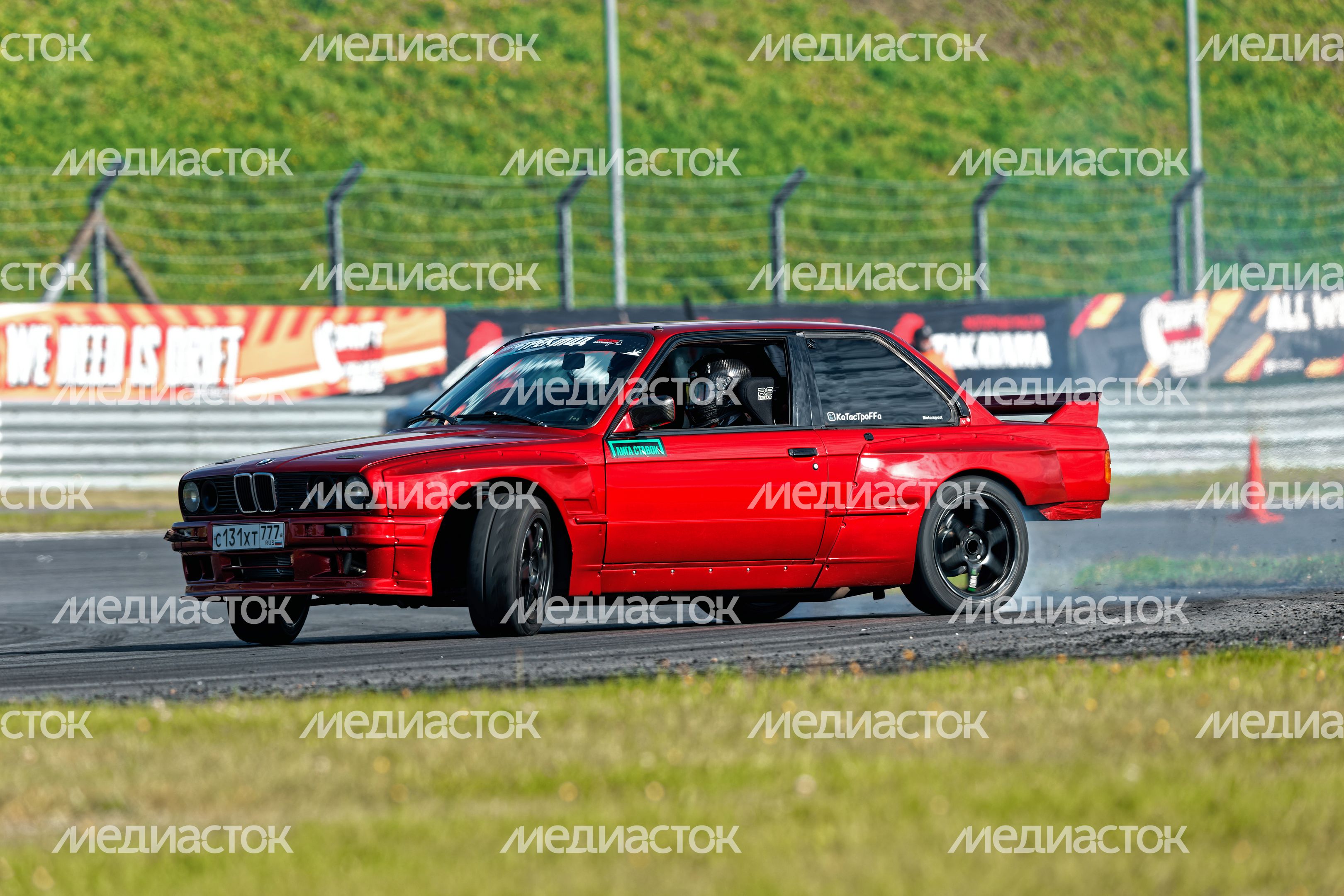 Дрифт-гонка автомобилей по автодрому Moscow Raceway на фестивале «Дрифт Экспо» в Волоколамске