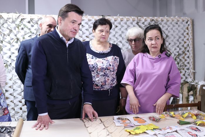 Андрей Воробьев посетил мастерскую волонтерского объединения «Zамаскируем СВОих»