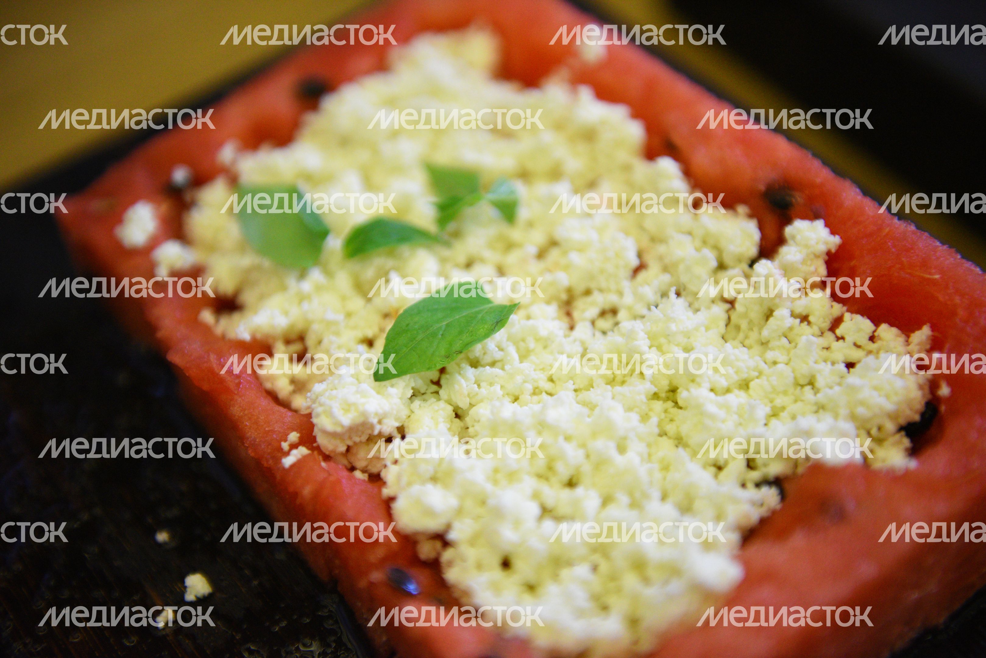 Приготовление десерта из арбуза и дыни