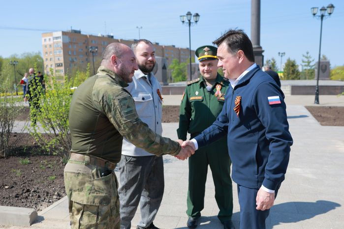 Андрей Воробьев вместе с ветеранами СВО возложил цветы к стеле в Можайске
