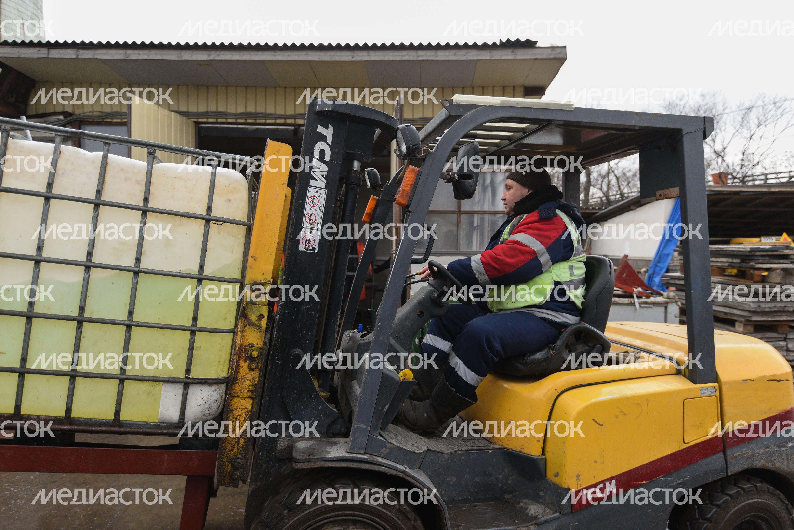 Процесс обработки гранитного камня специалистами ГБУ «Гормост» для облицовки стен подземных пешеходных переходов в Москве