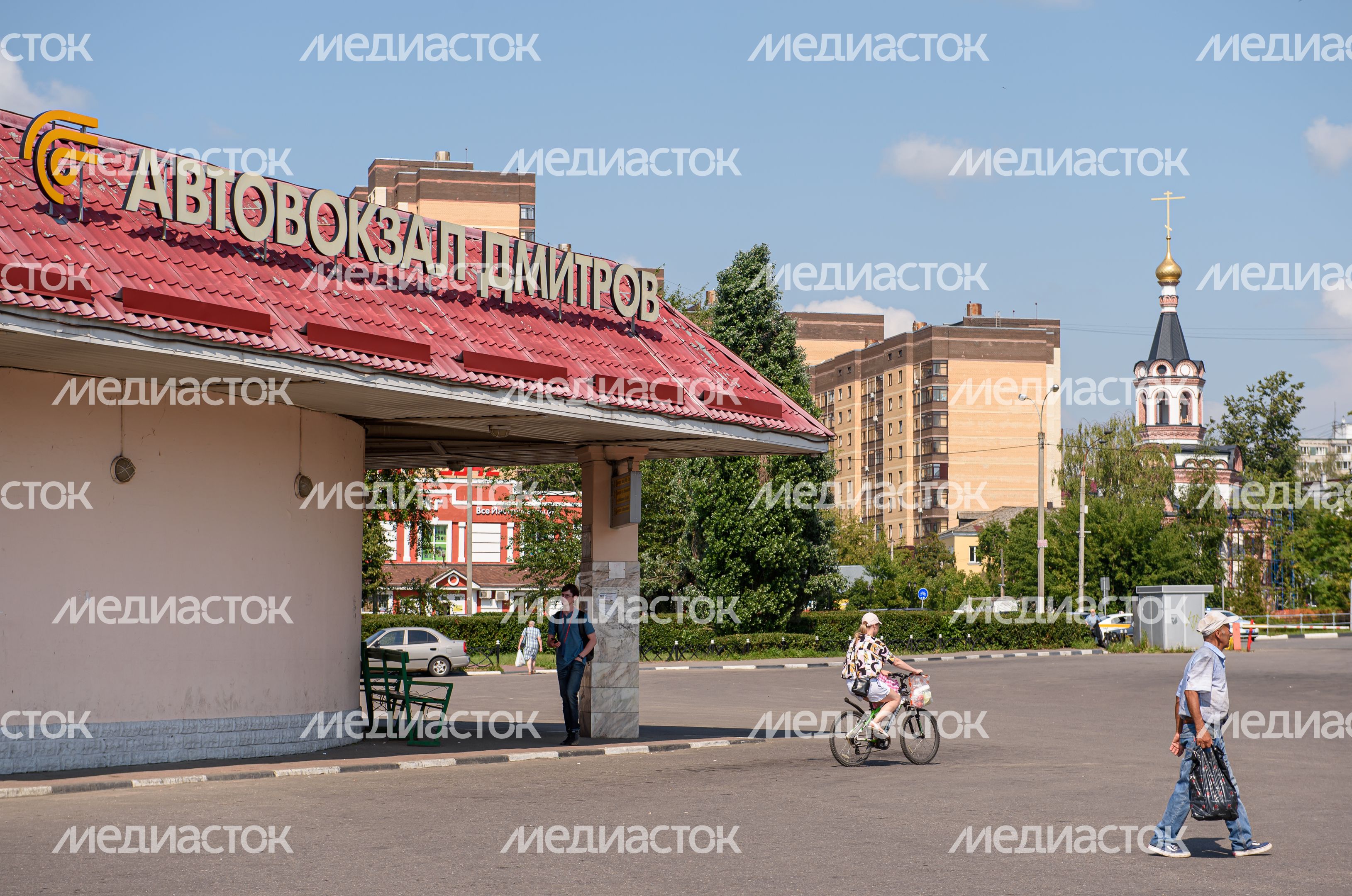 Летние виды автовокзала в городе Дмитров