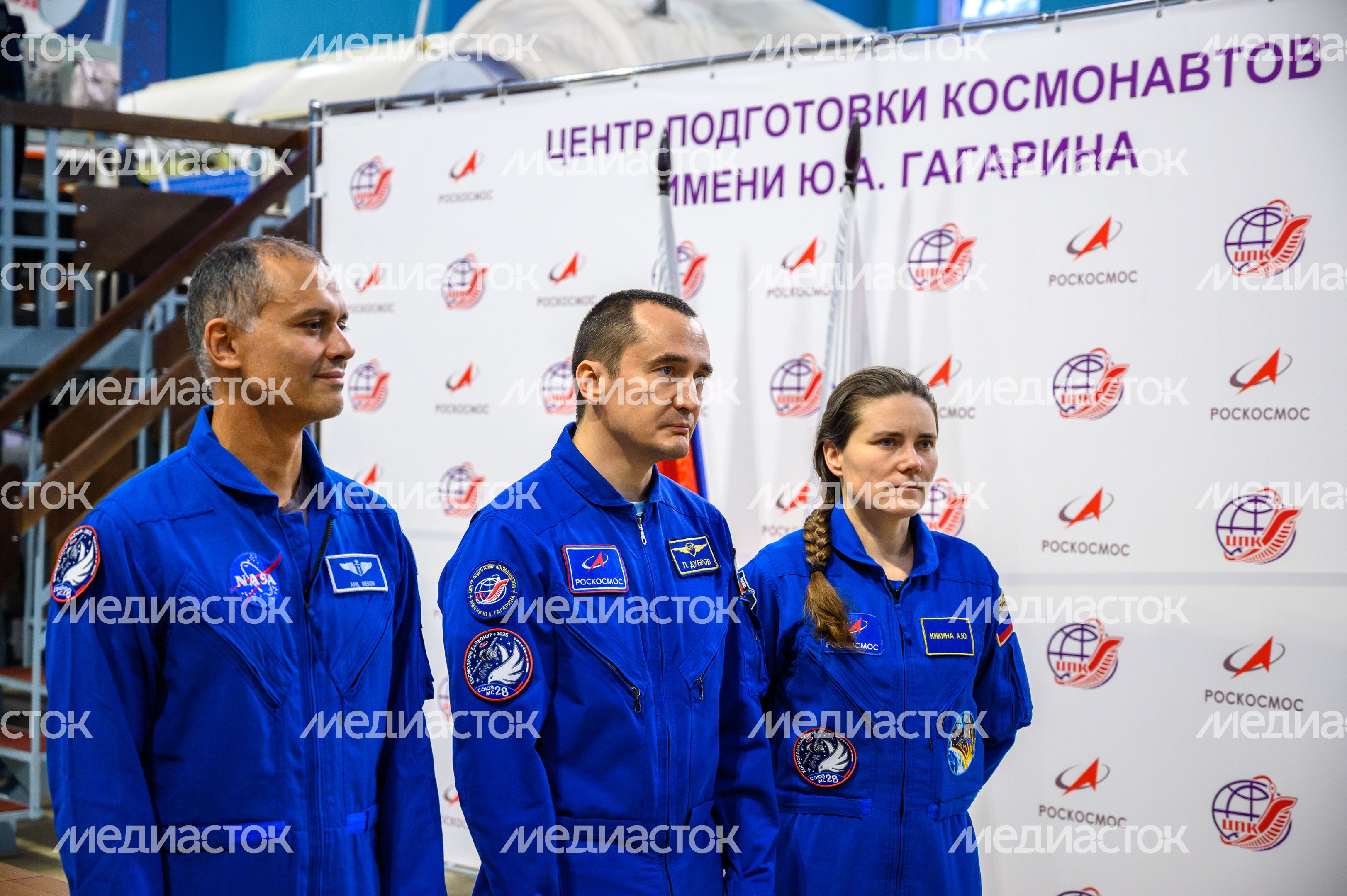 Космонавты дублирующего экипажа МКС-74 Анил Менон, Петр Дубров, Анна Кикина в Звездном городке