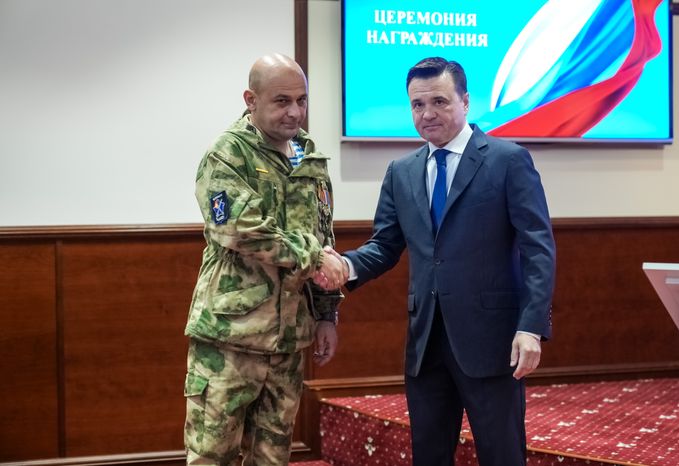 Андрей Воробьев вручил награды бойцам подразделений БАРС
