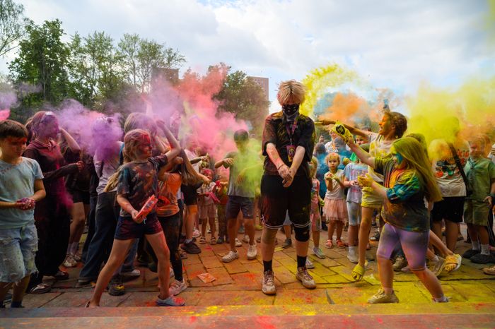 Фестиваль красок Holi Dance в Наташинском парке в Люберцах