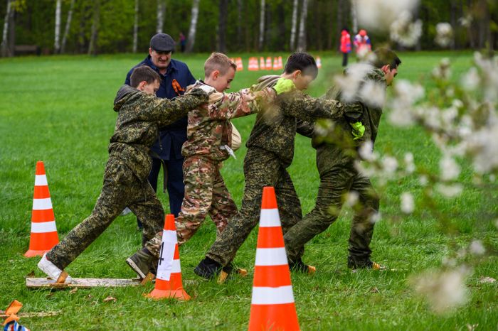 Военно-патриотическая игра «Юнармия, вперед!», посвященная Дню Победы, в Горках Ленинских