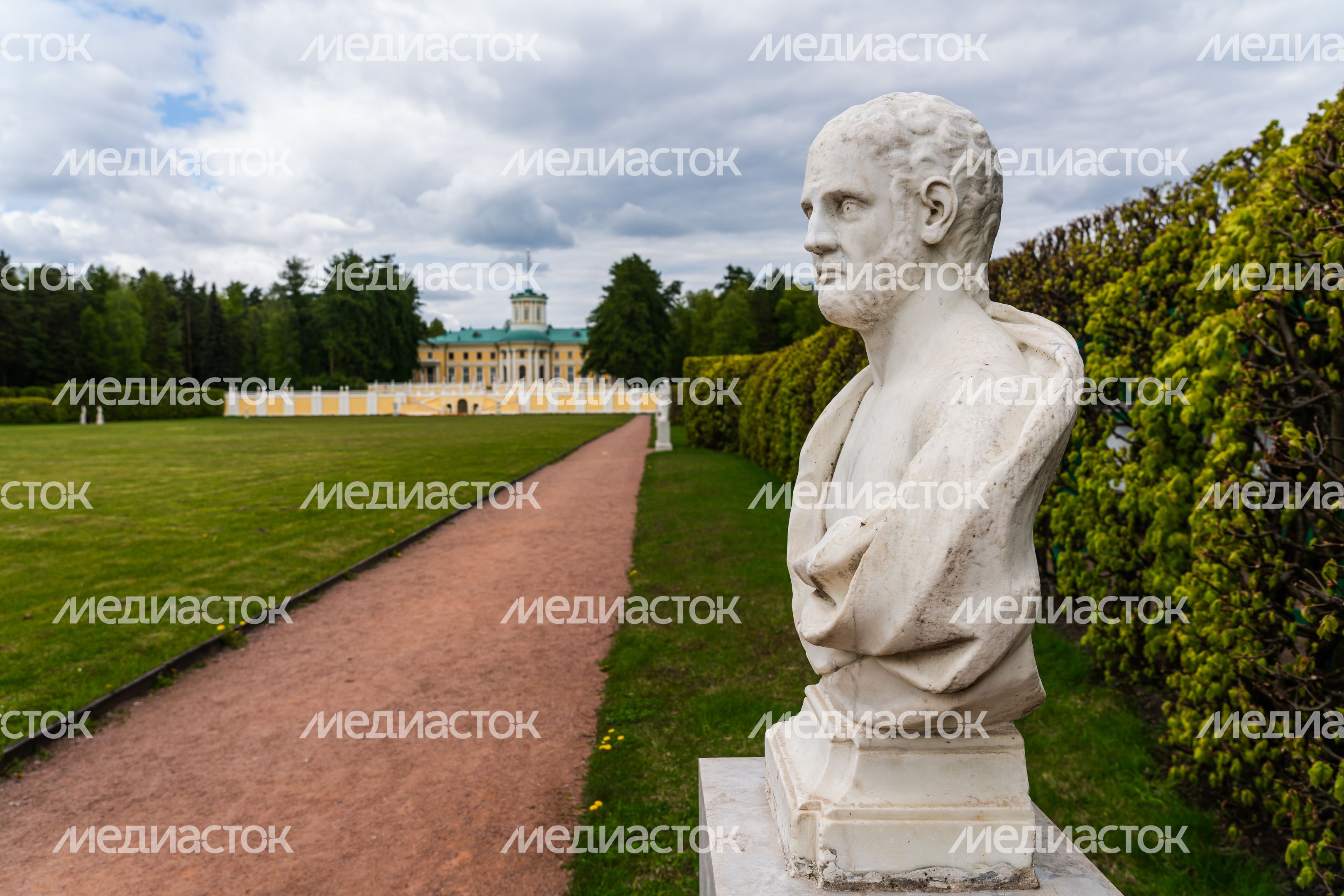 Скульптура в парке усадьбы Архангельское Скульптура в парке усадьбы Архангельское