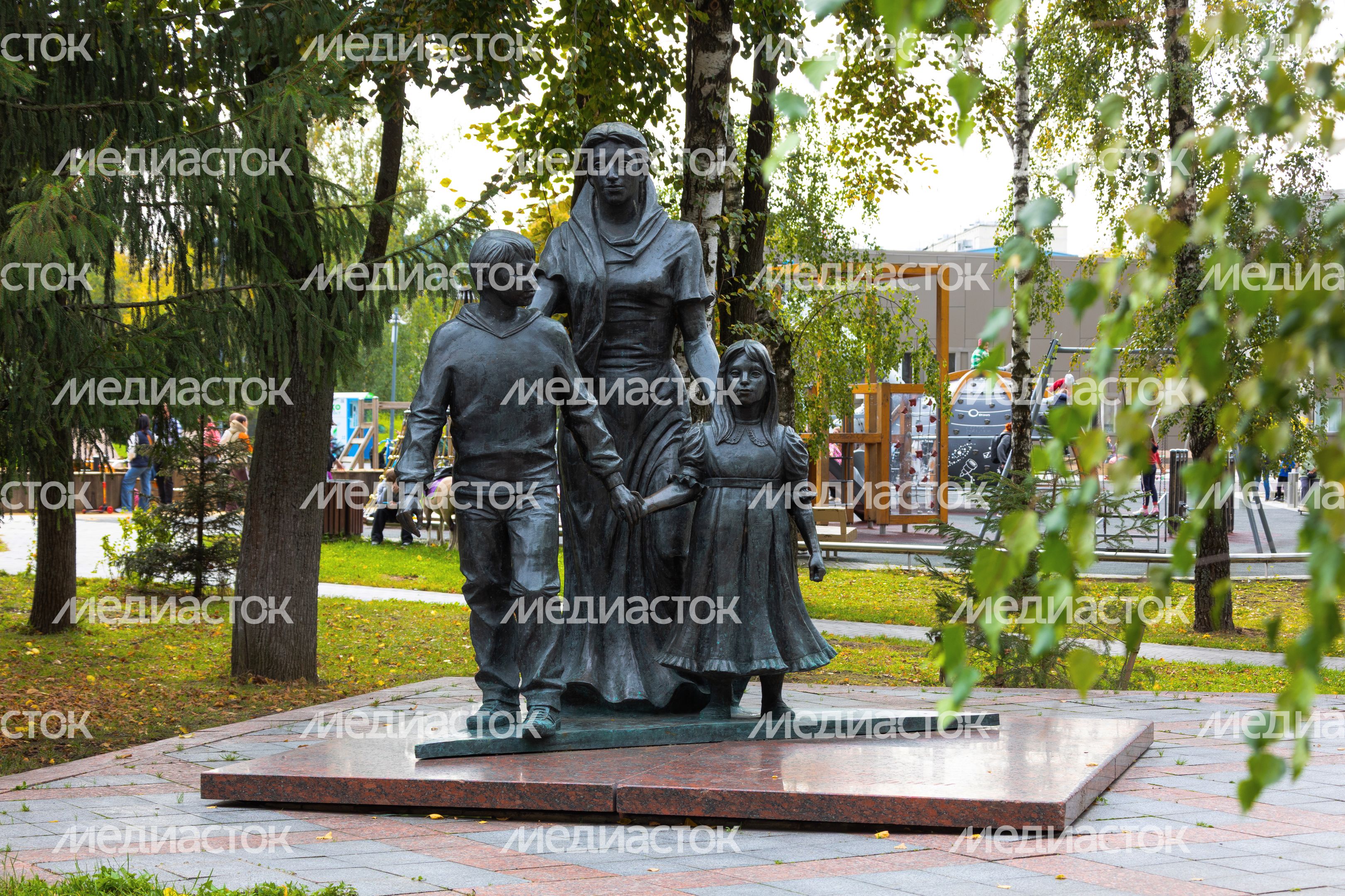Памятник «Нашим матерям» на аллее Славы города Видное Ленинского округа Памятник «Нашим матерям» на аллее Славы города Видное Ленинского округа