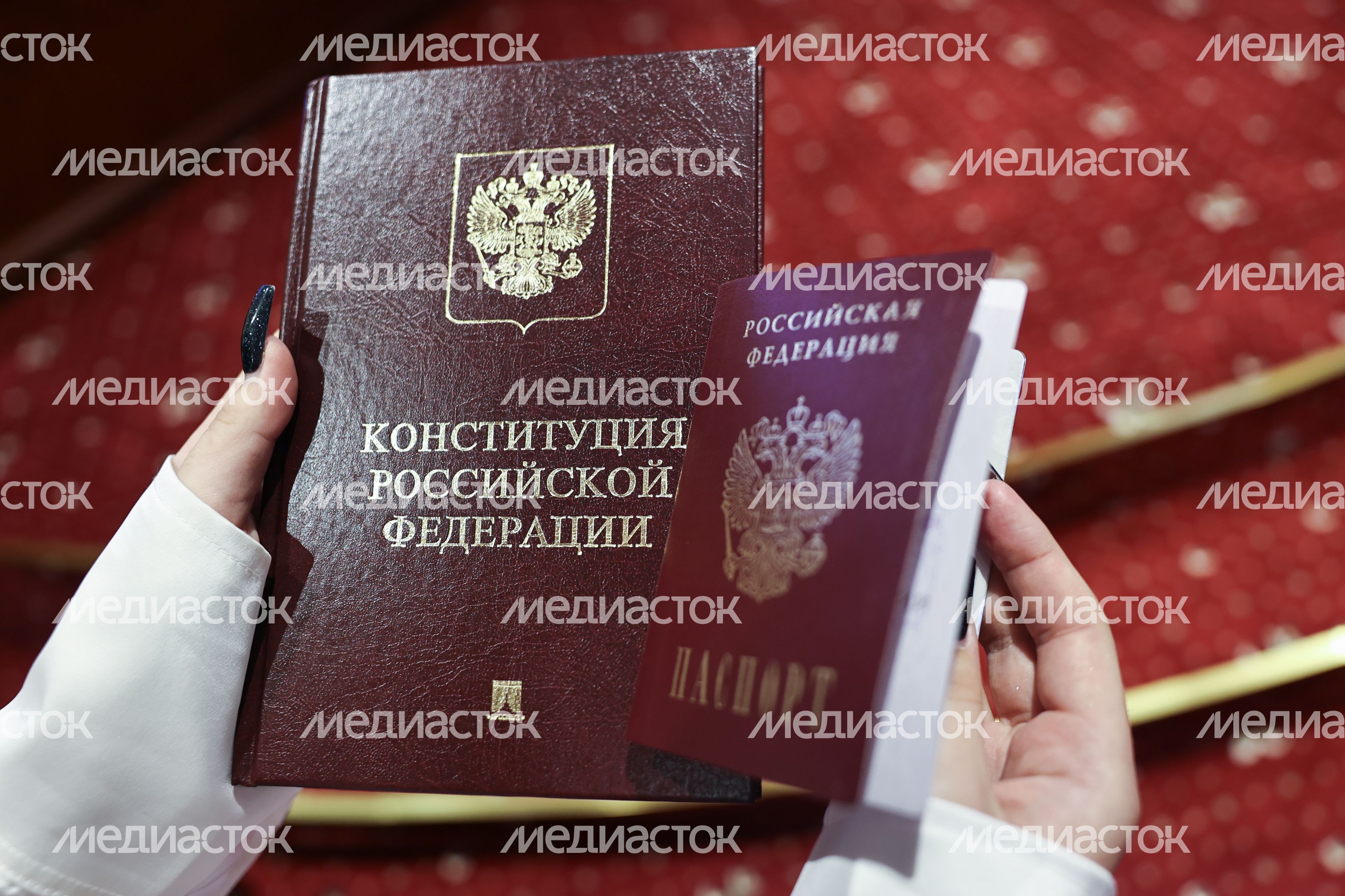Андрей Воробьев вручил первые паспорта юным жителям Подмосковья Андрей Воробьев вручил первые паспорта юным жителям Подмосковья
