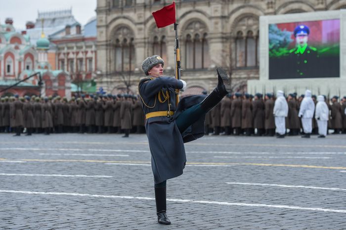 Торжественный марш в честь парада 1941 года на Красной площади в Москве