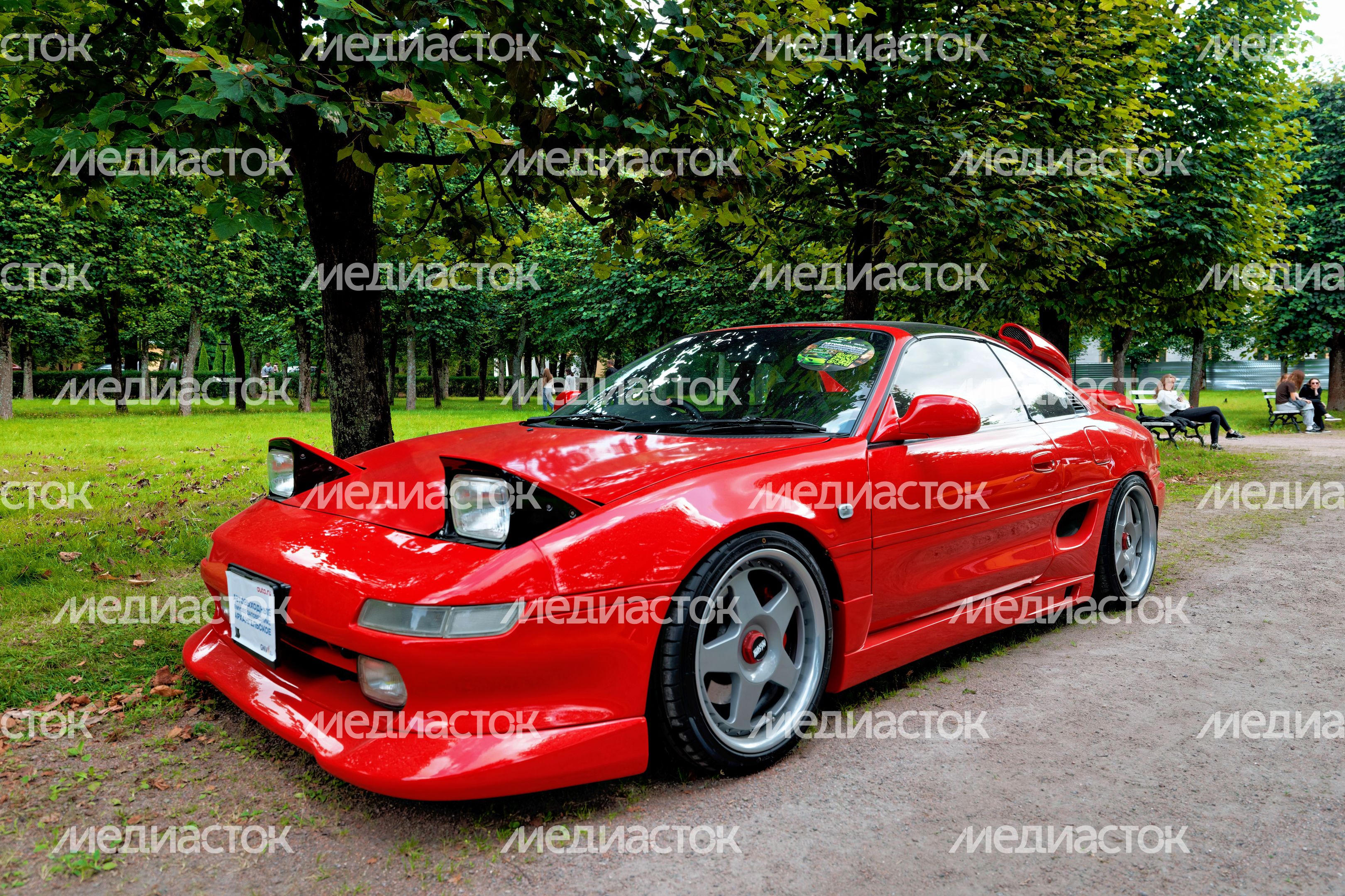 Ретроавтомобили и суперкары на автофестивале «Автовыходные в Архангельском» в округе Красногорск