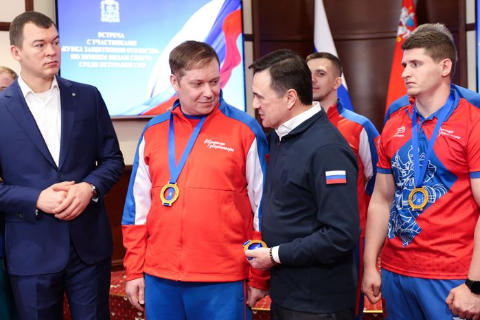 Андрей Воробьёв поздравил команду по следж-хоккею «Гвардия» с победой