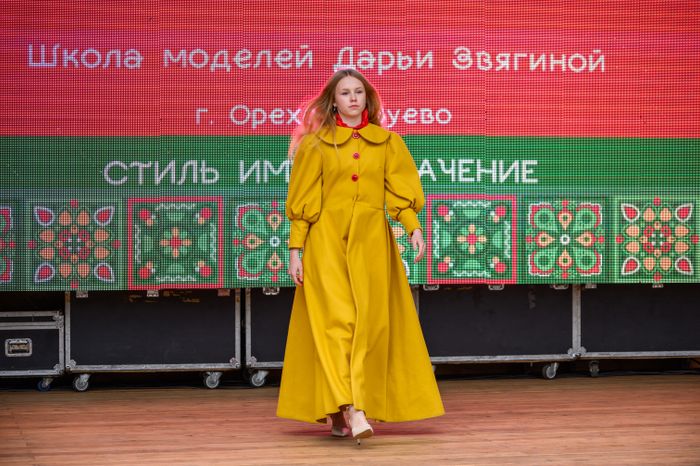Школа моделей Дарьи Звягиной на сцене фестиваля-карнавала «ТекСТИЛЬный посад» в Павловском Посаде
