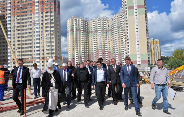 А. Воробьев проверил ход строительства Никольского храма в Красногорске