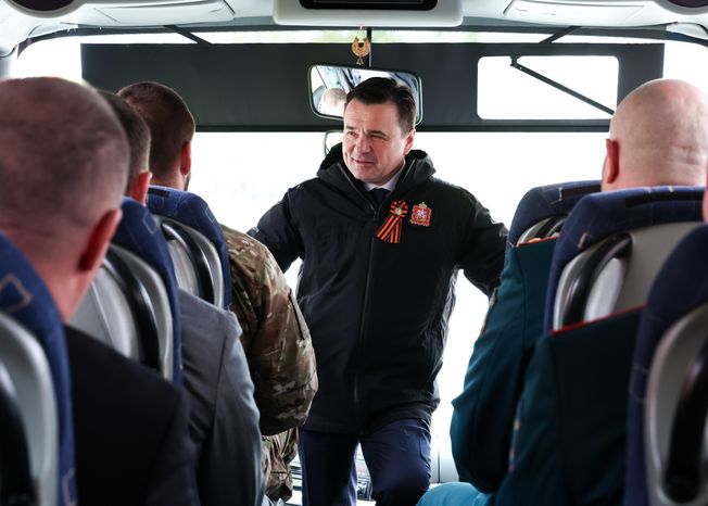 Андрей Воробьев вместе с участниками СВО возложил венок и цветы к Могиле Неизвестного Солдата