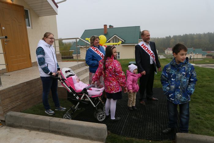 Многодетная семья в коттеджном городке «Моя большая семья»