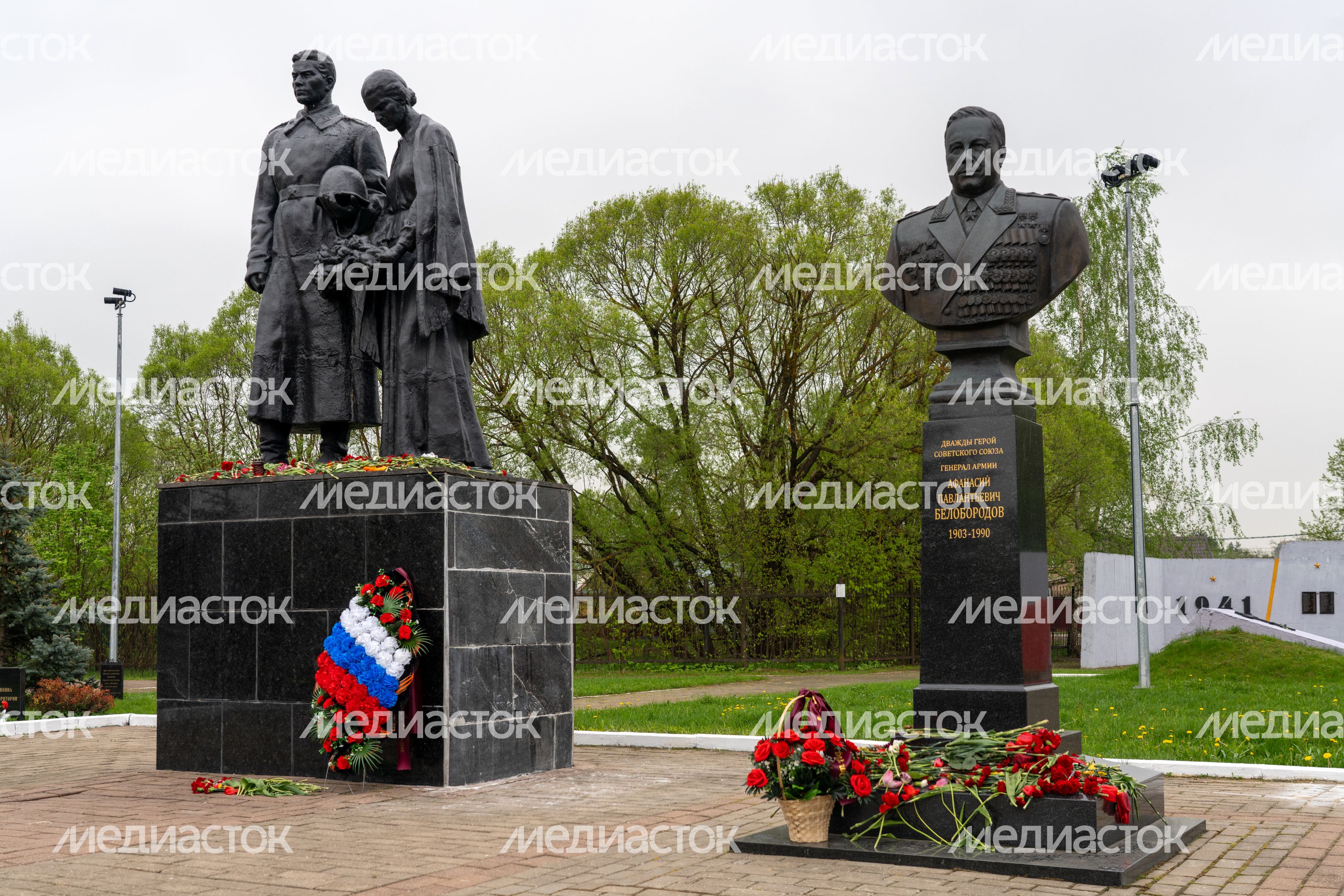 Памятник неизвестным красноармейцам — защитникам Москвы на площадке Ленино-Снегиревского военно-мемориального комплекса Памятник неизвестным красноармейцам — защитникам Москвы на площадке Ленино-Снегиревского военно-мемориального комплекса