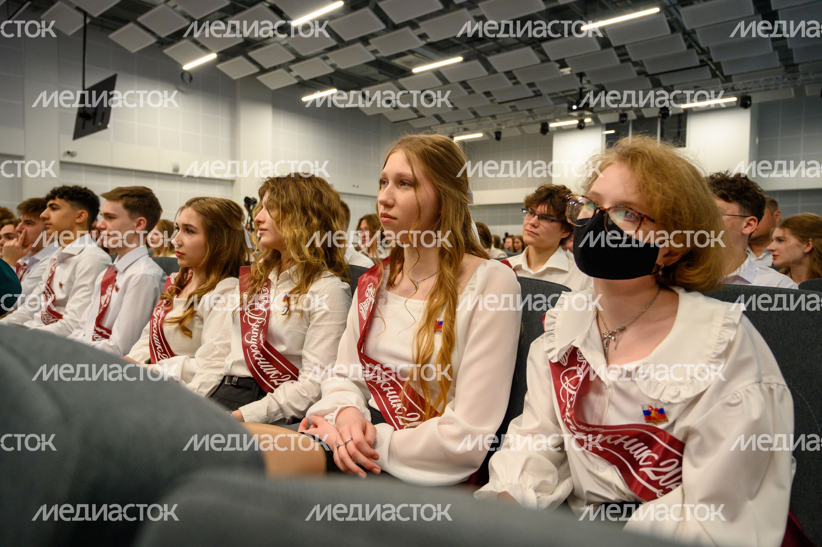 Последний звонок в гимназии №41 - корпусе «Феникс» в ЖК «Жулебино парк» города Люберцы Последний звонок в гимназии №41 - корпусе «Феникс» в ЖК «Жулебино парк» города Люберцы