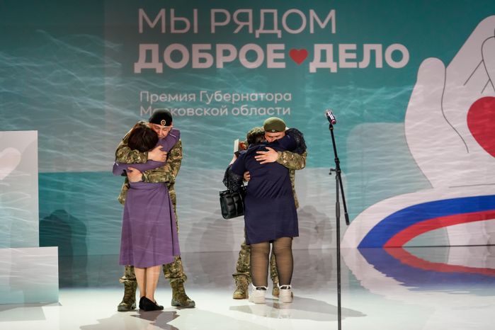 Матери бойцов СВО встретились с сыновьями на церемонии вручения премии "Мы рядом. Доброе дело"