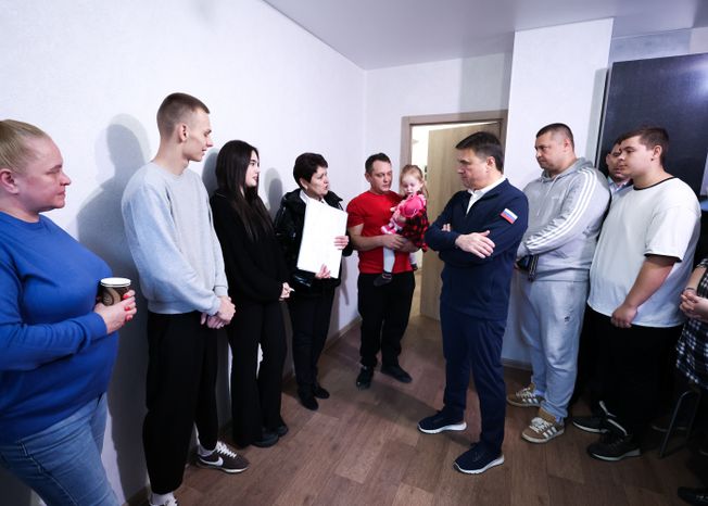 Андрей Воробьев навестил волоколамских новоселов, переехавших из аварийного жилья