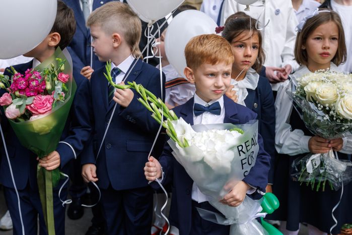 Первоклассники 1 сентября на линейке в школе