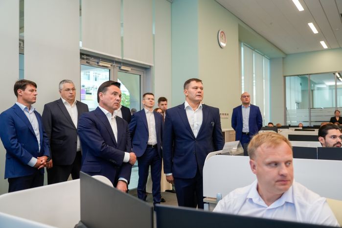 Андрей Воробьев посетил единый центр управления ЖКХ региона