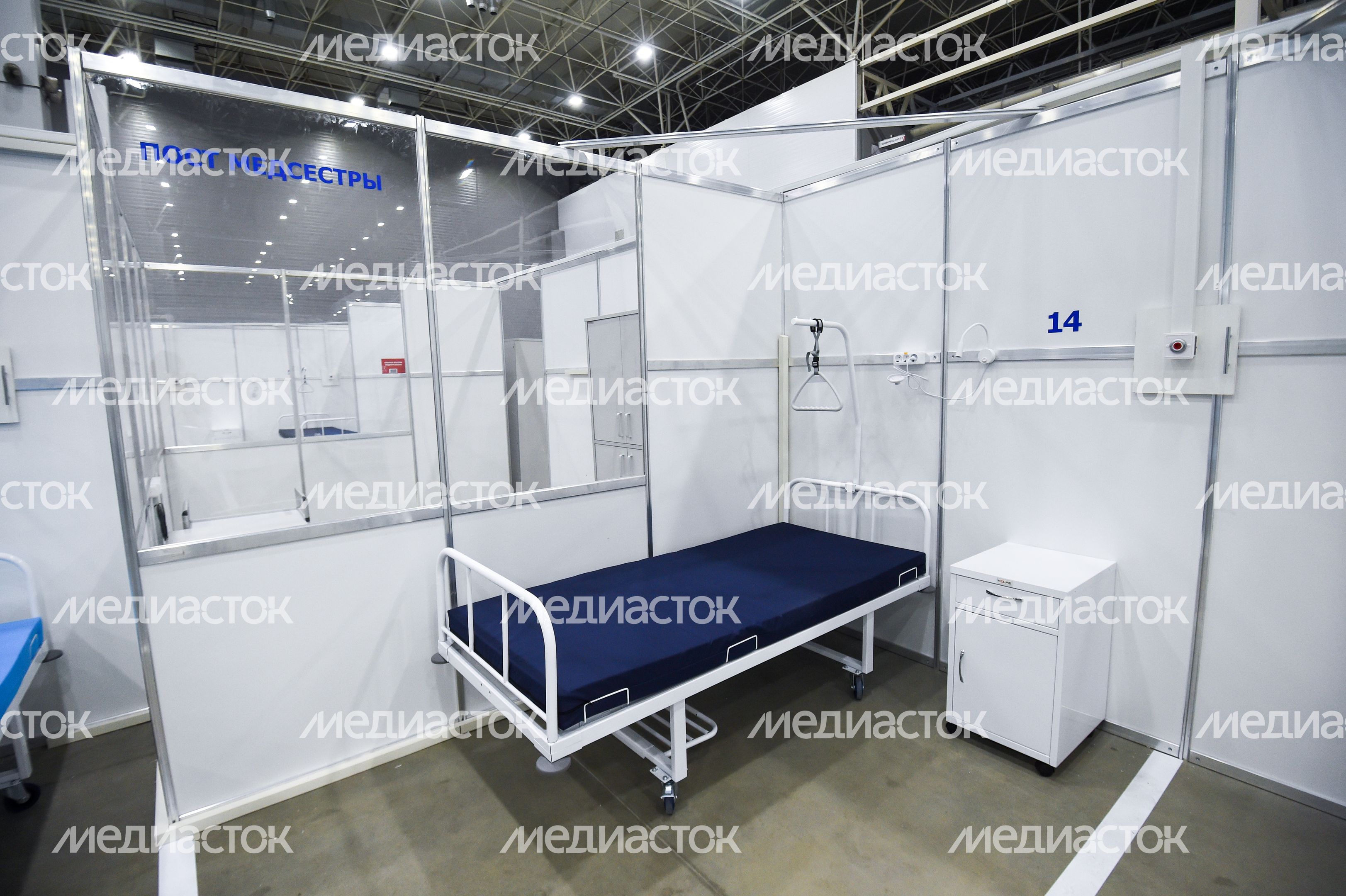 Медицинский центр для больных с коронавирусом, организованный в павильонах Конгрессно-выставочного центра в Кубинке
