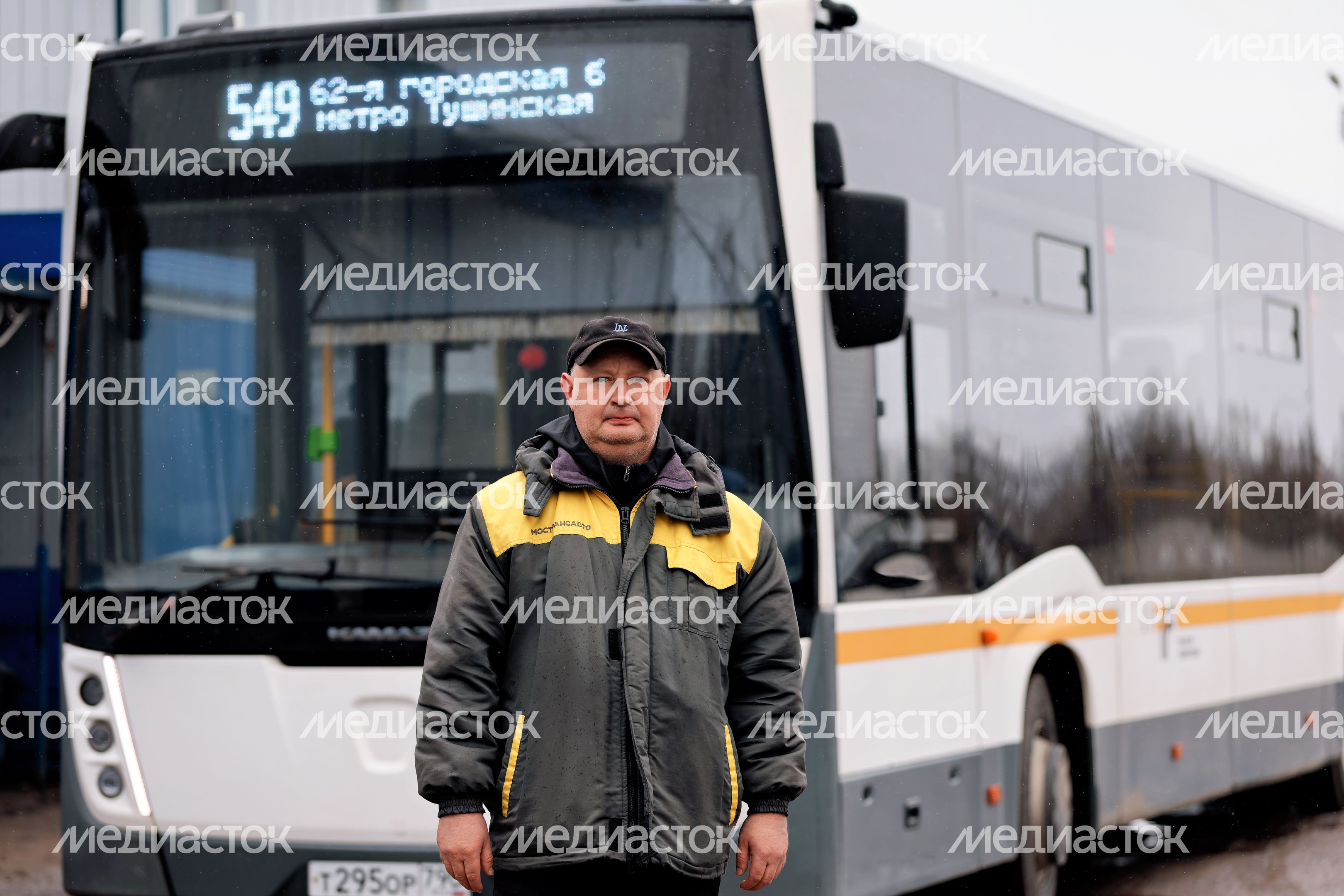 Водитель автобуса Мострансавто проходит предрейсовый осмотр перед выходом на линию Водитель автобуса Мострансавто проходит предрейсовый осмотр перед выходом на линию