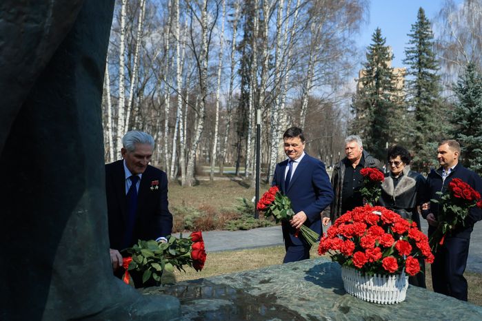 Посещение губернатором космонавта первого отряда