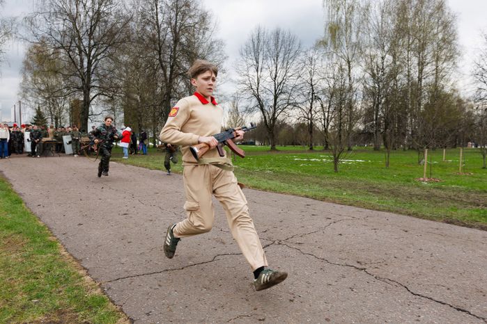 Военно-патриотическая игра «Юнармия, вперед!», посвященная Дню Победы, в Горках Ленинских