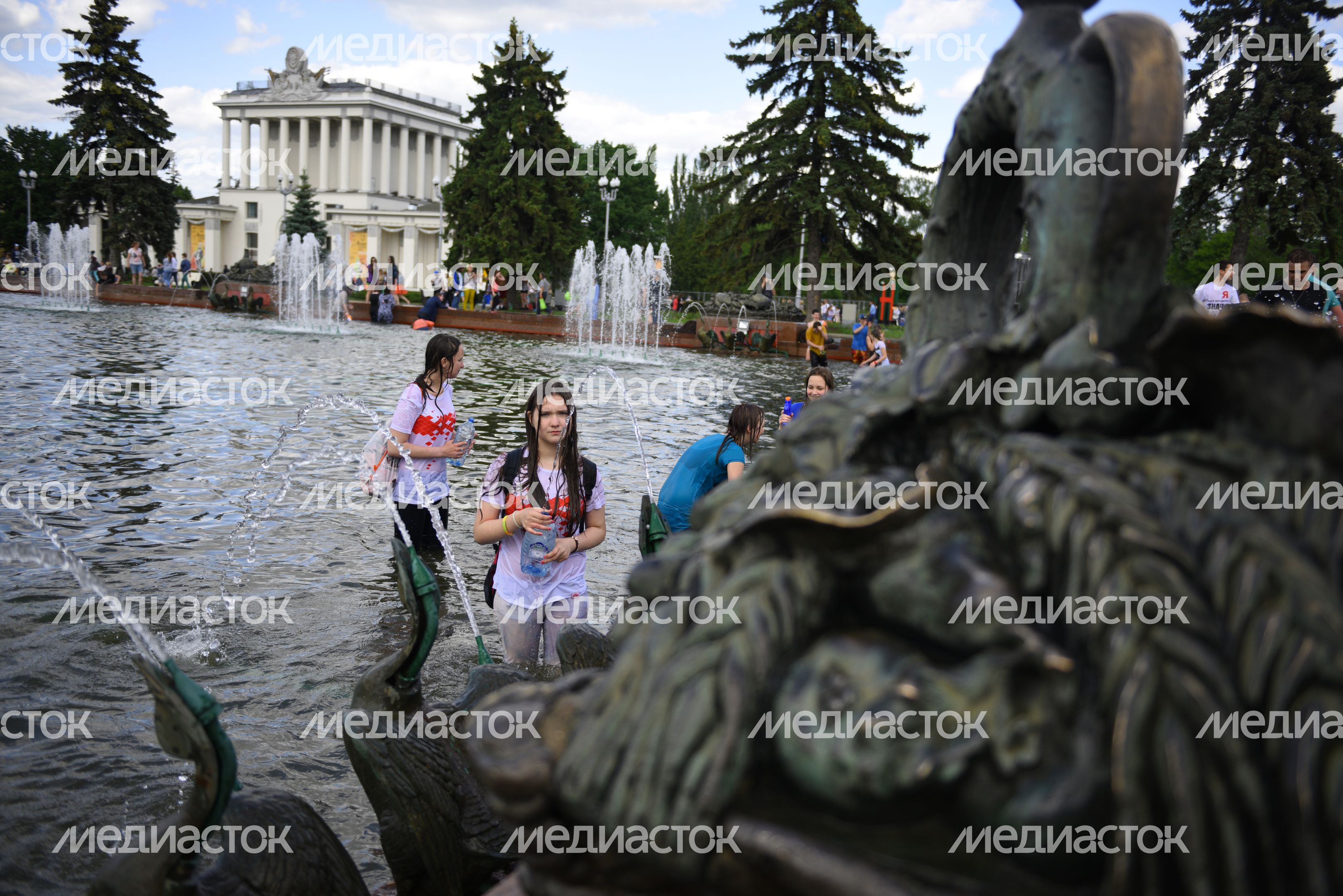 Флешмоб «Большая водная битва» на ВДНХ