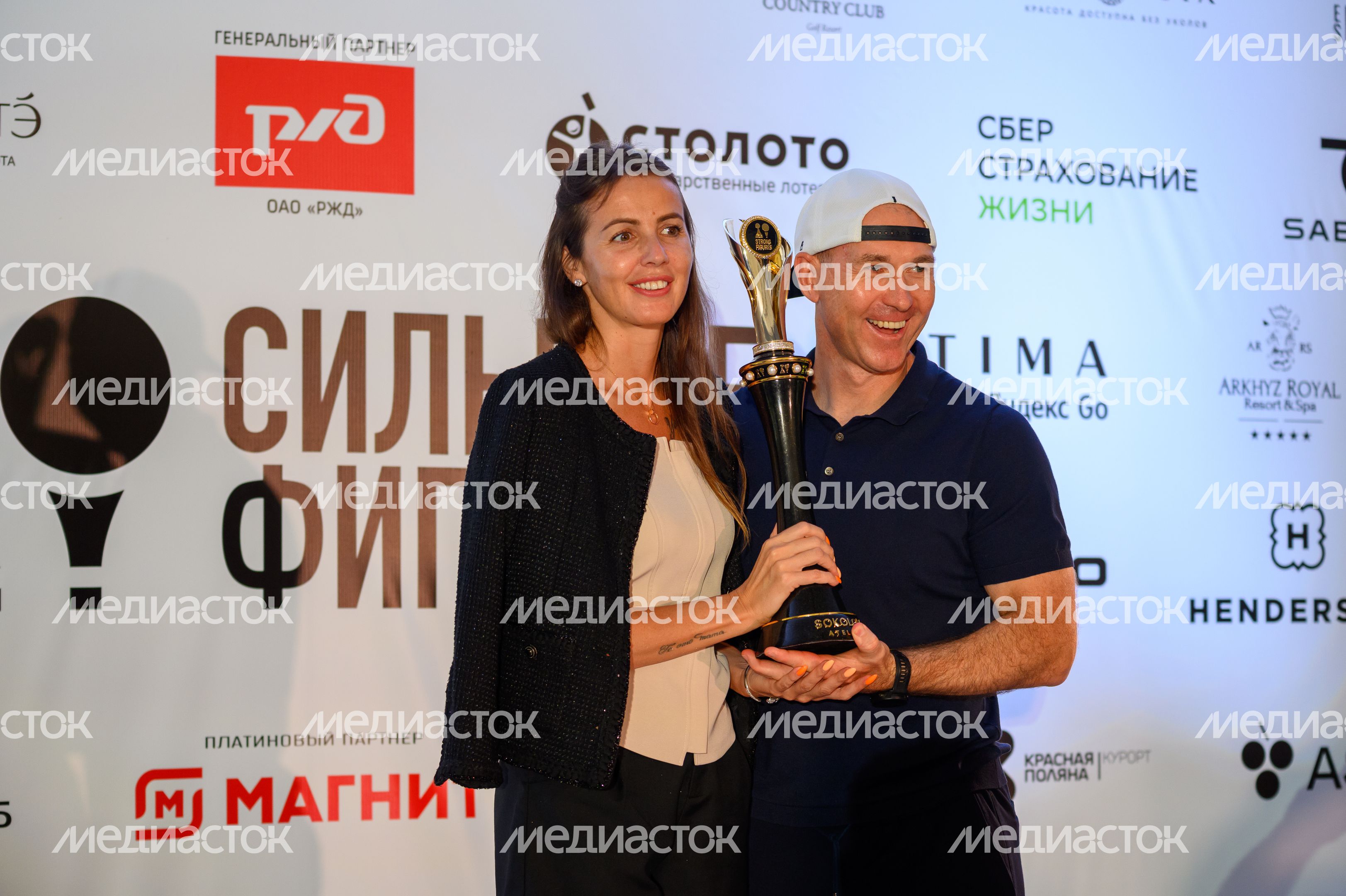 Награждение сборной России на турнире по гольфу «Сильные фигуры» Награждение сборной России на турнире по гольфу «Сильные фигуры»