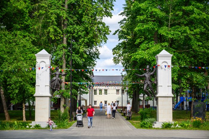 Композиция «Пастушка и трубочист» в парке культуры и отдыха им. Олега Степанова в Серпухове летом