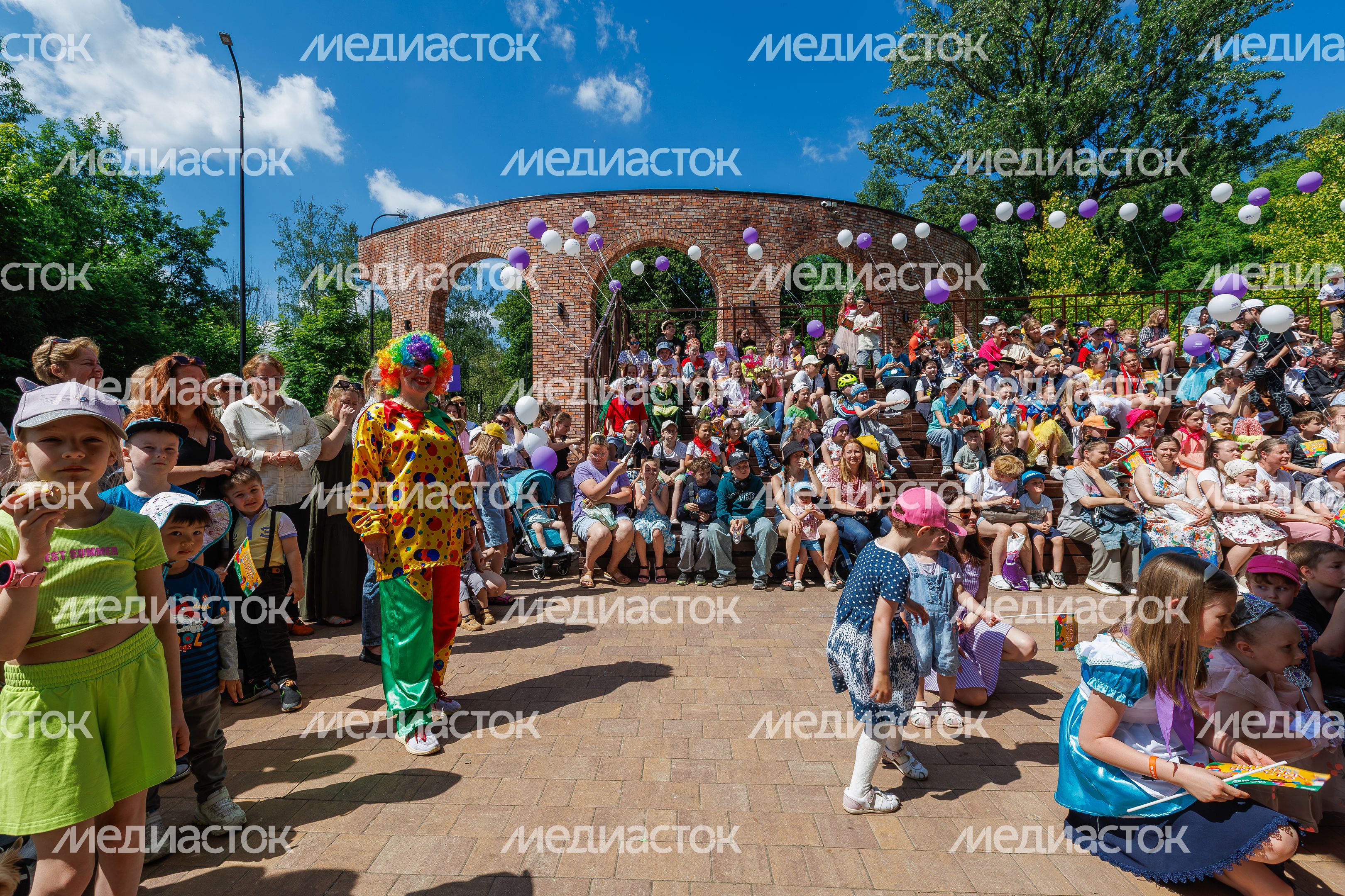 Шествие сказочных героев на открытии книжного фестиваля «Читаем вместе» в парке Мира Мытищ Шествие сказочных героев на открытии книжного фестиваля «Читаем вместе» в парке Мира Мытищ