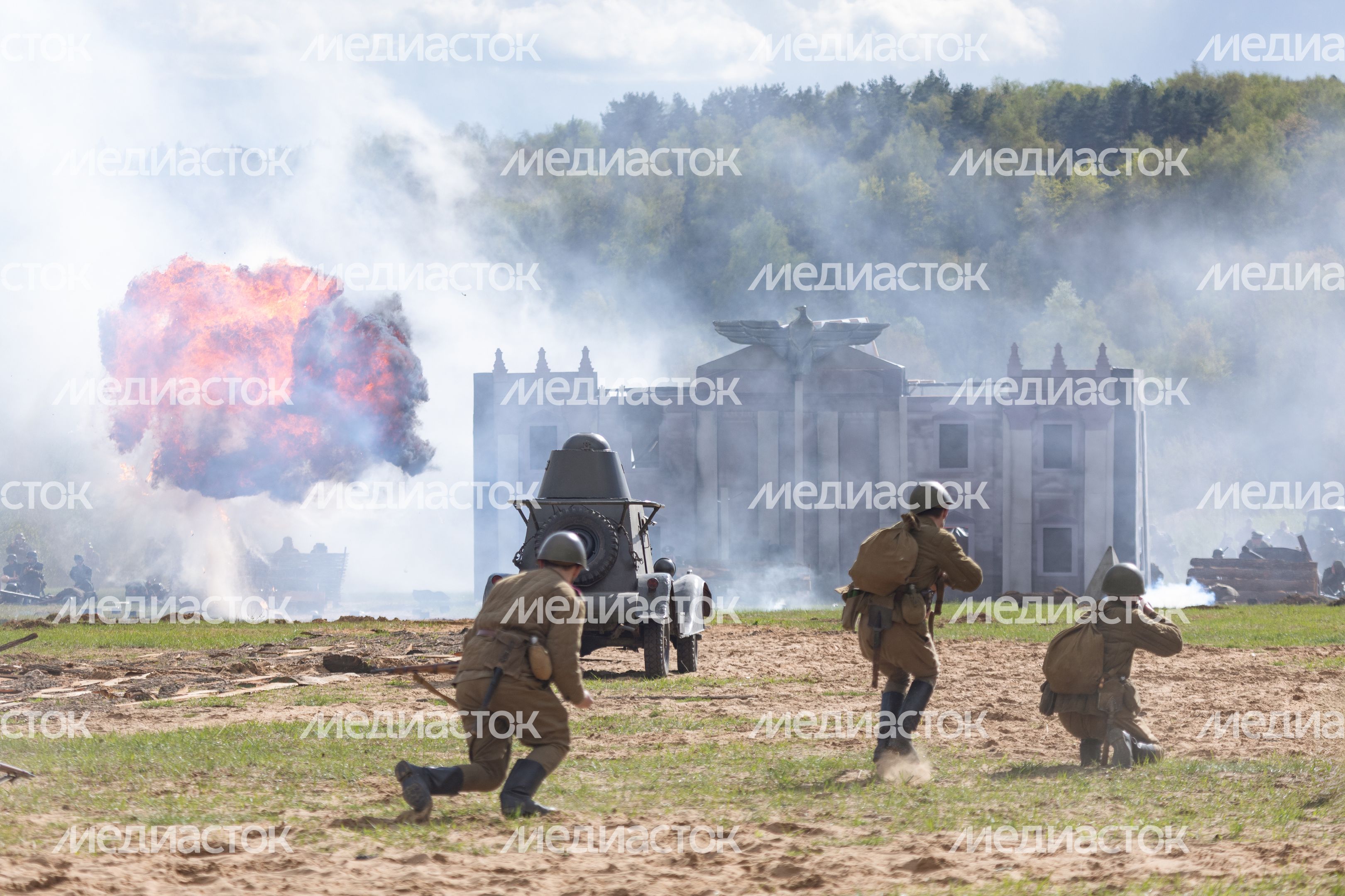 Военно-историческая реконструкция "Успех в единстве поколений" в Химках Военно-историческая реконструкция "Успех в единстве поколений" в Химках
