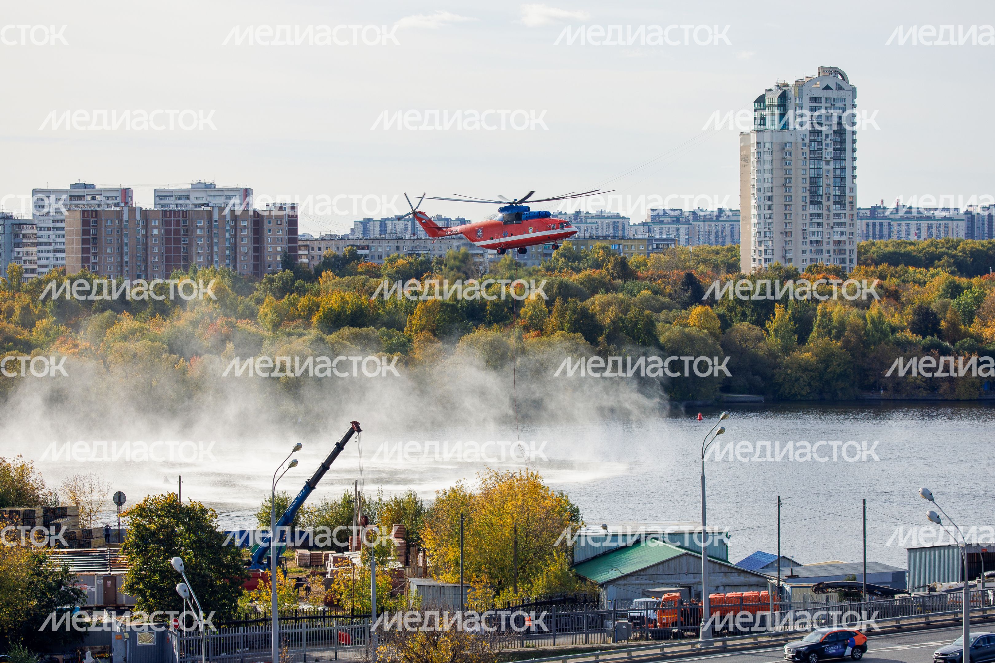 Пожарный вертолет набирает воду в Москве-реке для тушения возгорания Пожарный вертолет набирает воду в Москве-реке для тушения возгорания