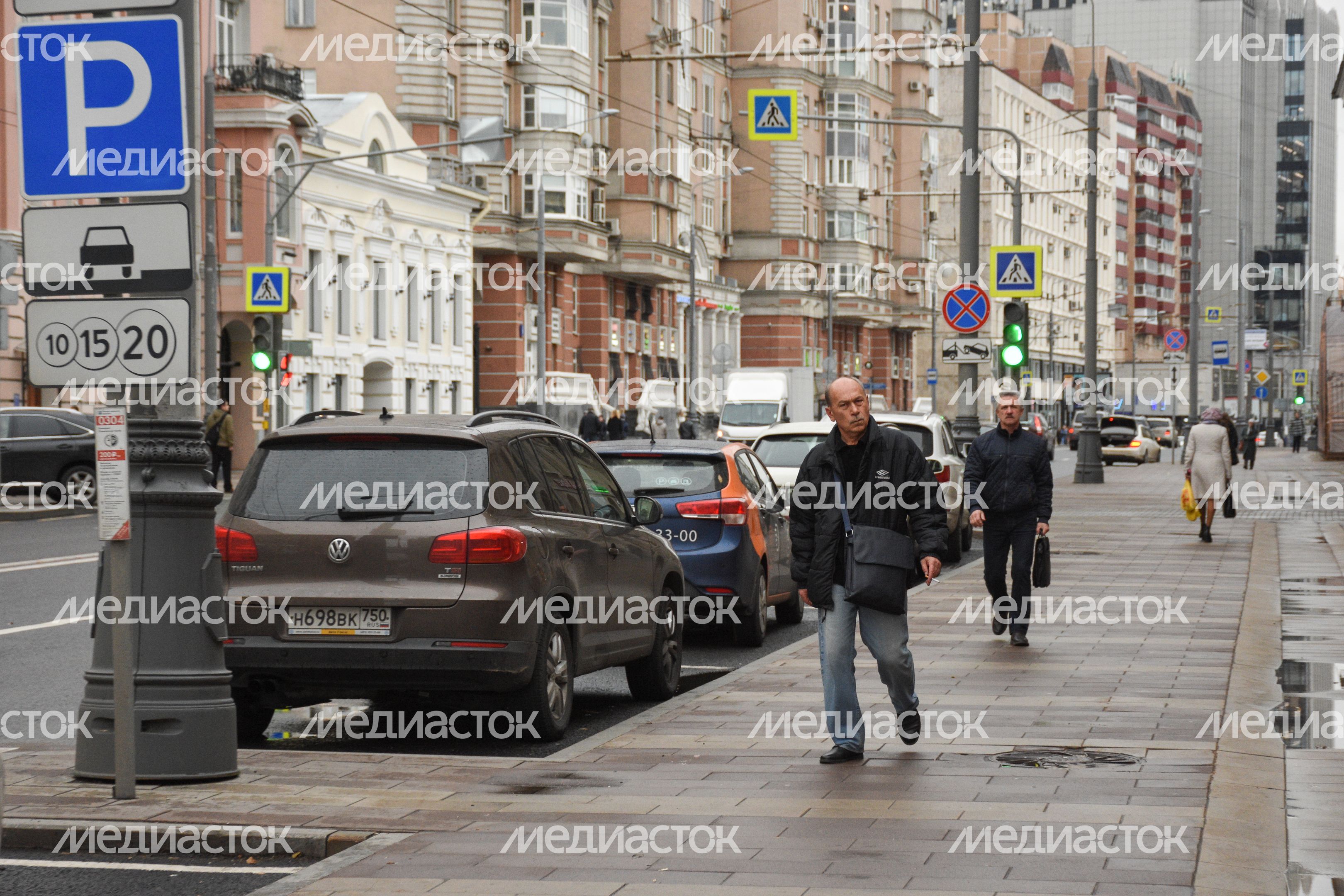 Повседневная жизнь города в Москве осенью