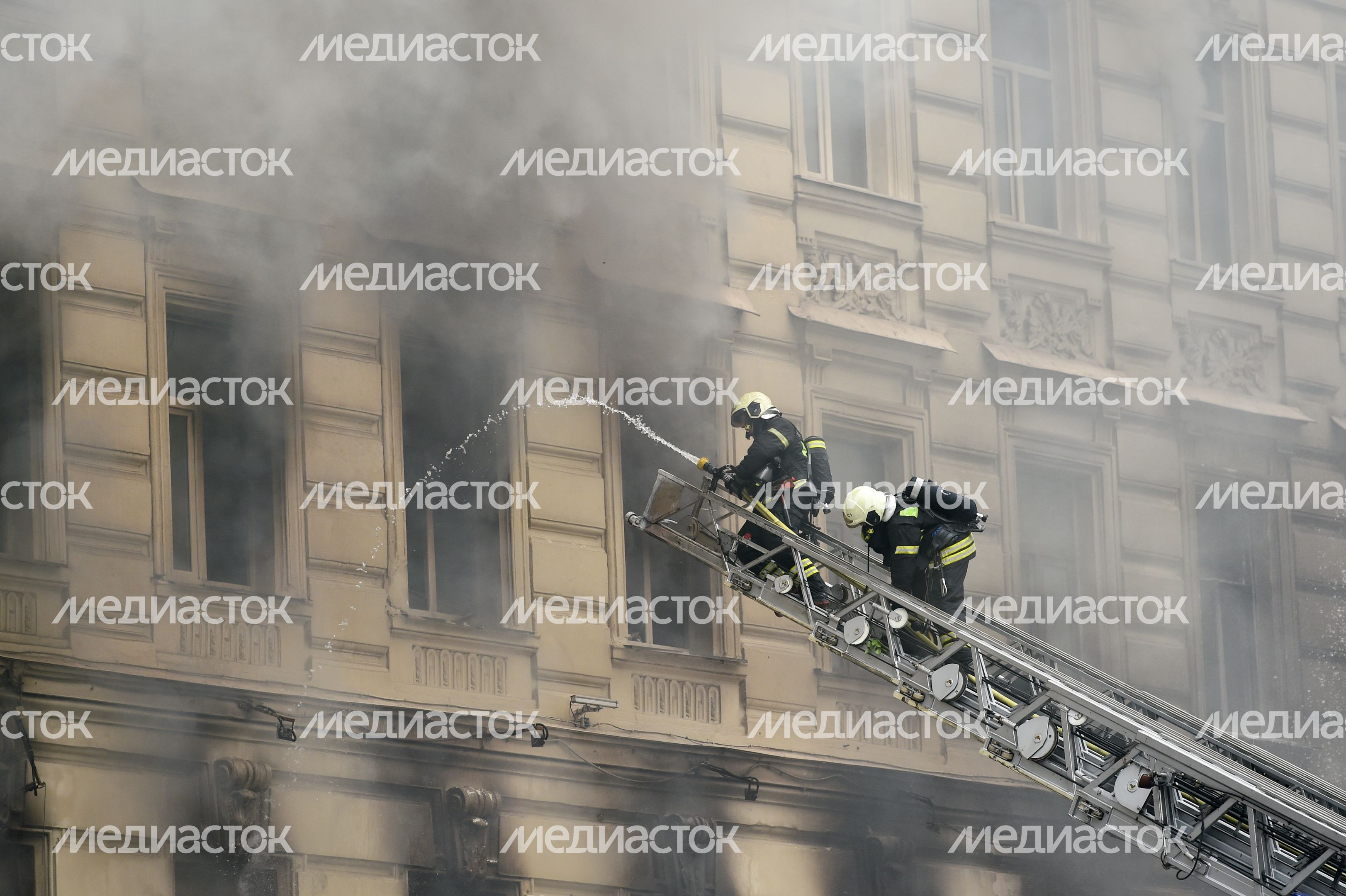 Пожар в реставрируемом здании на Тверской улице в Москве