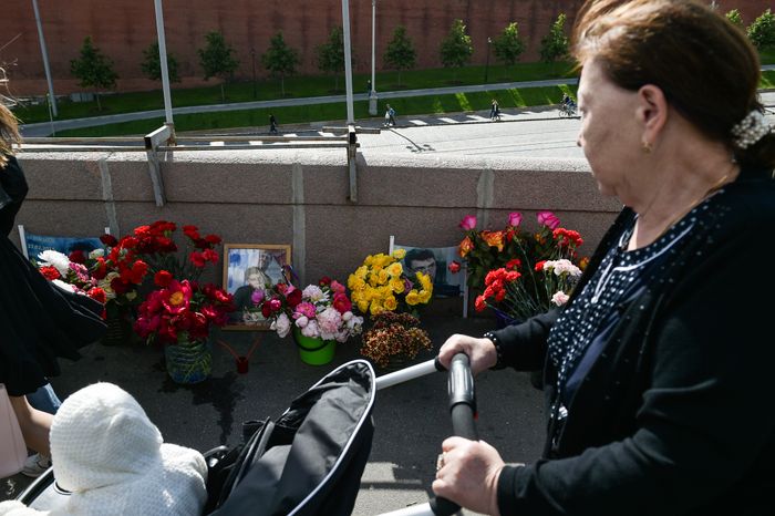 Возложение цветов к месту убийства Бориса Немцова в Москве
