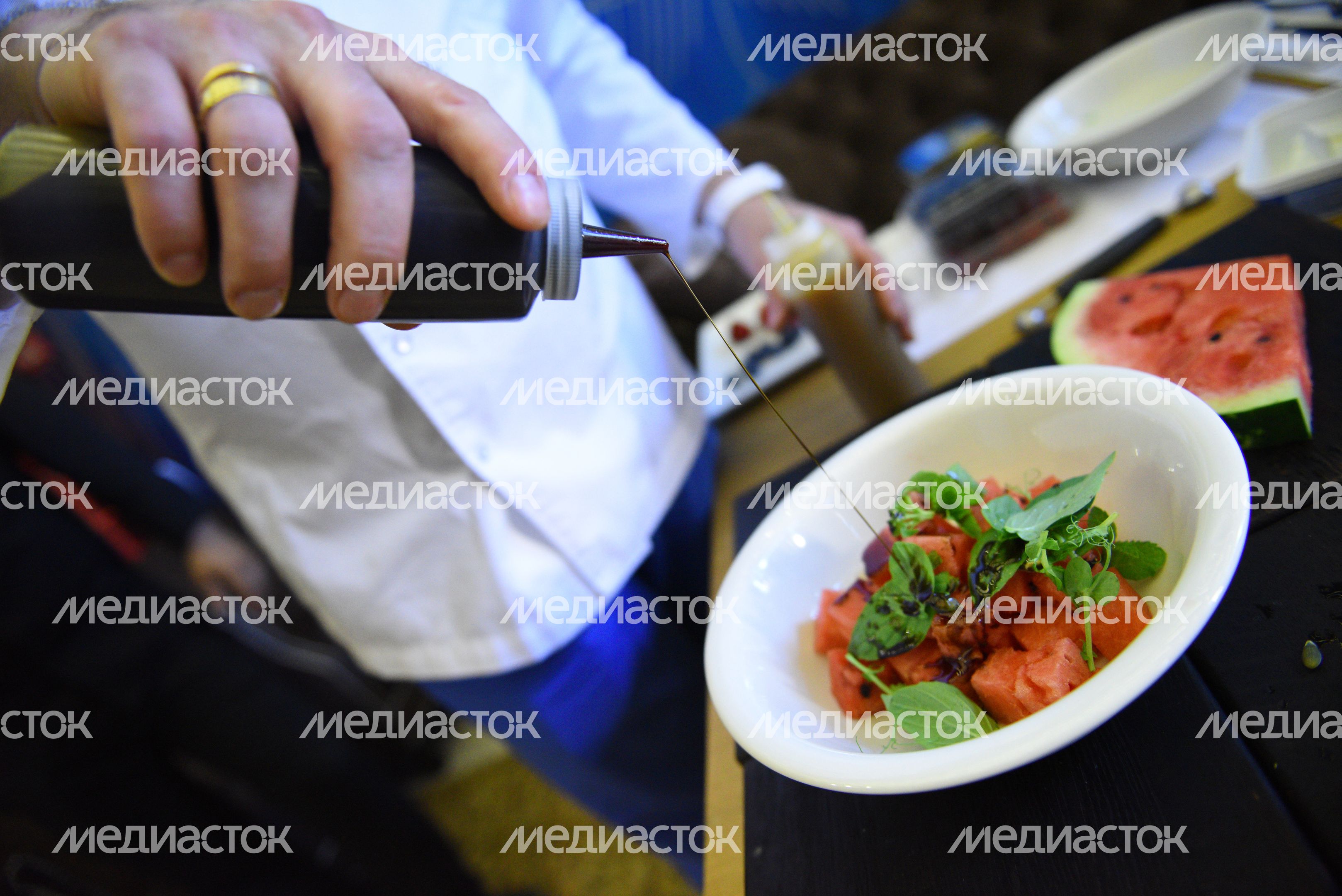 Приготовление закуски из арбуза с сыром фета